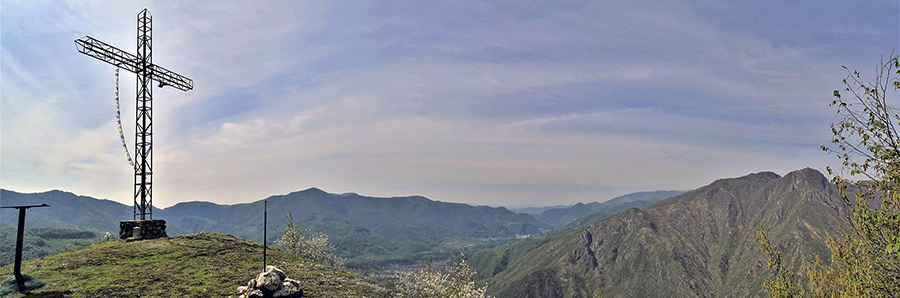 Alla croce di vetta del Pizzo di Spino con bella vista panoramica